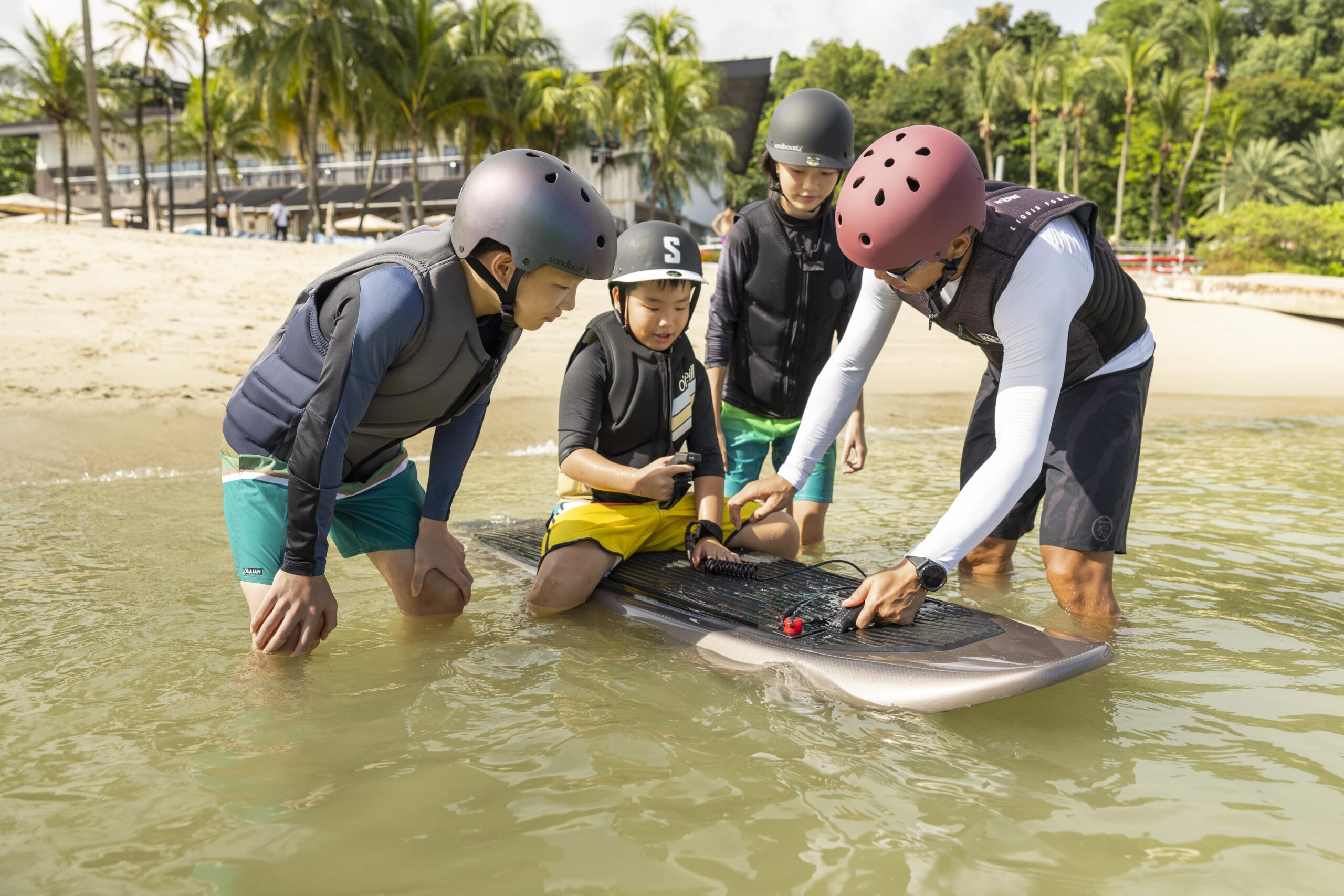 groupe d'enfant qui apprend à utiliser un surf électrique