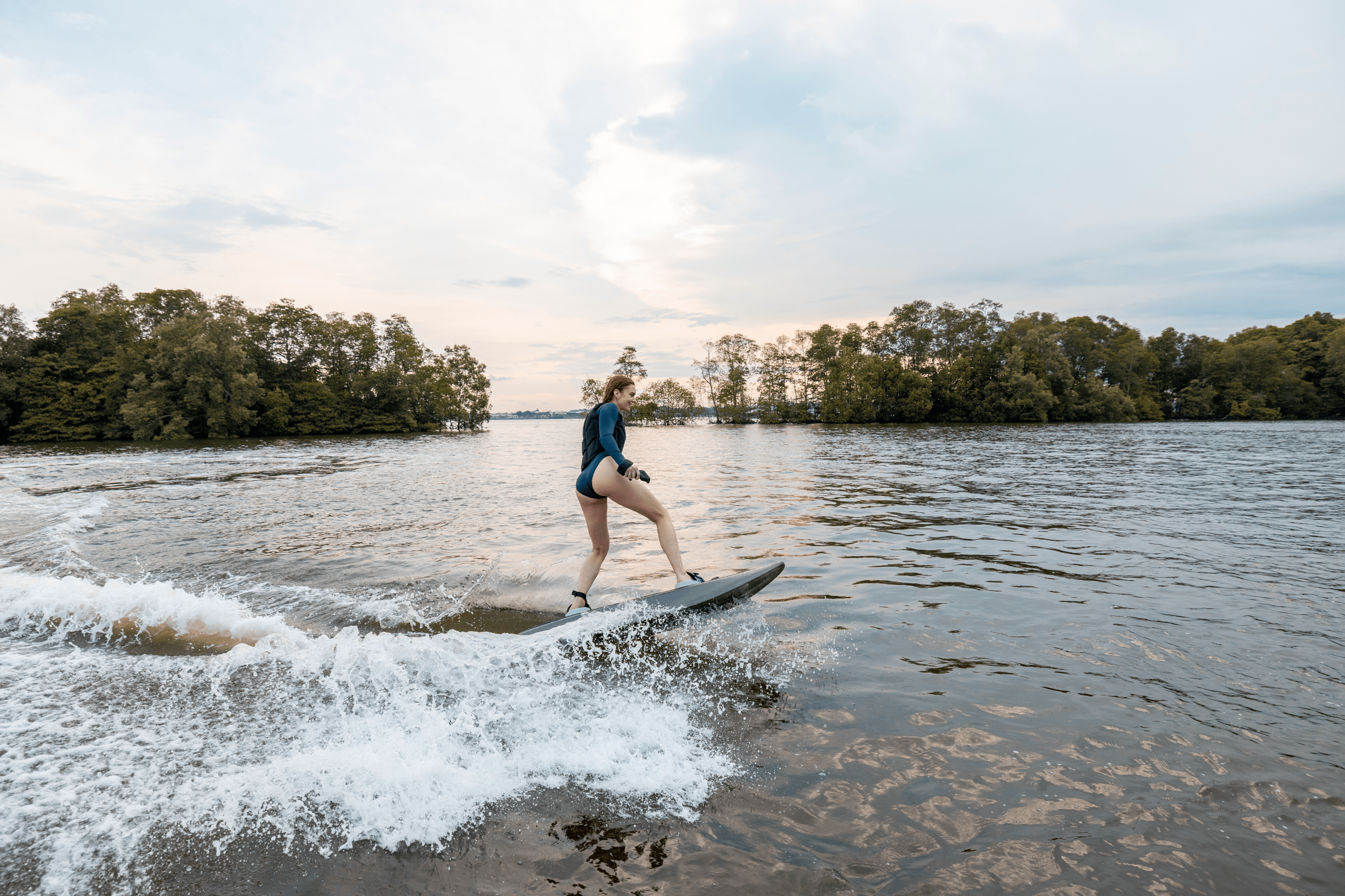 fille sur un surf électrique