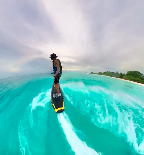 surf électrique aux Maldives